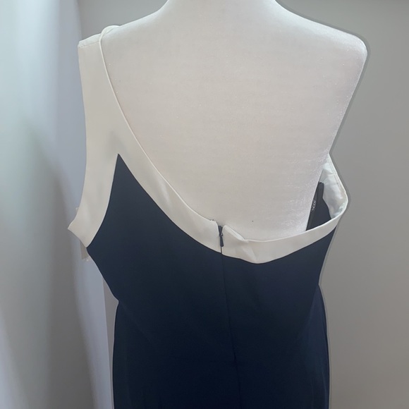 NWOT Social Bridesmaid One Shoulder Trumpet Gown - Picture 9 of 12